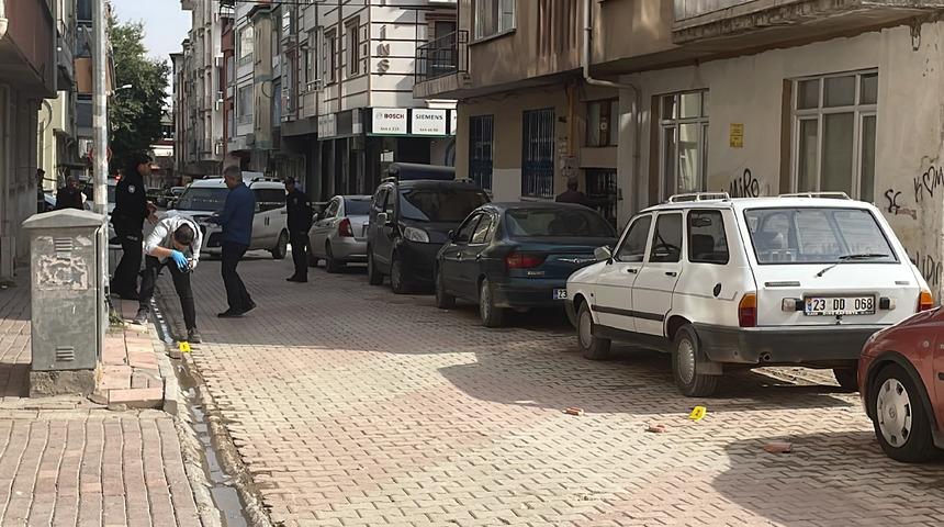 Elazığ'da silahlı kavgada yoldan geçen kişi yaralandı