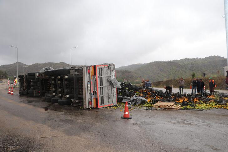 Samsun'da narenciye yüklü tır devrildi, 2 kişi yaralandı G1