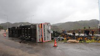 Samsun'da narenciye yüklü tır devrildi, 2 kişi yaralandı