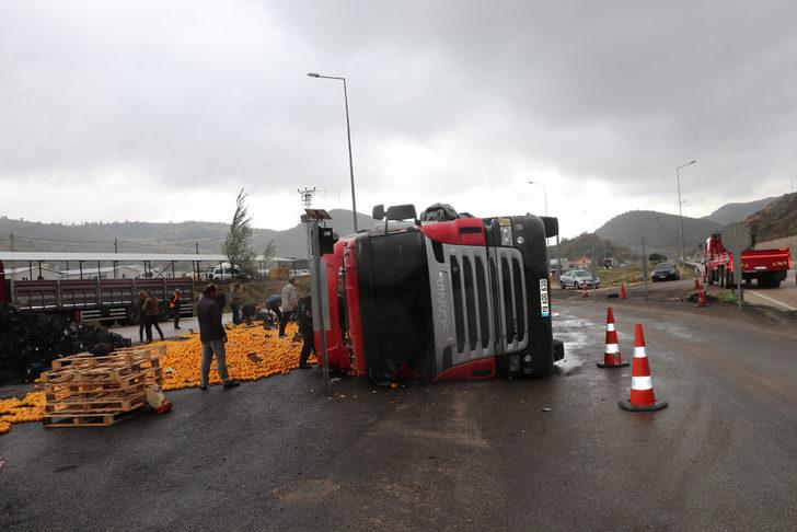 Samsun'da narenciye yüklü tır devrildi, 2 kişi yaralandı G2