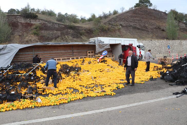 Samsun'da narenciye yüklü tır devrildi, 2 kişi yaralandı G3