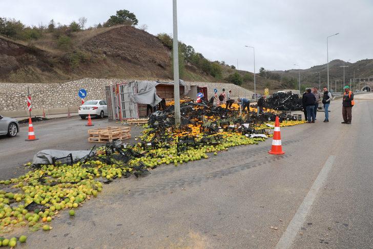 Samsun'da narenciye yüklü tır devrildi, 2 kişi yaralandı G4