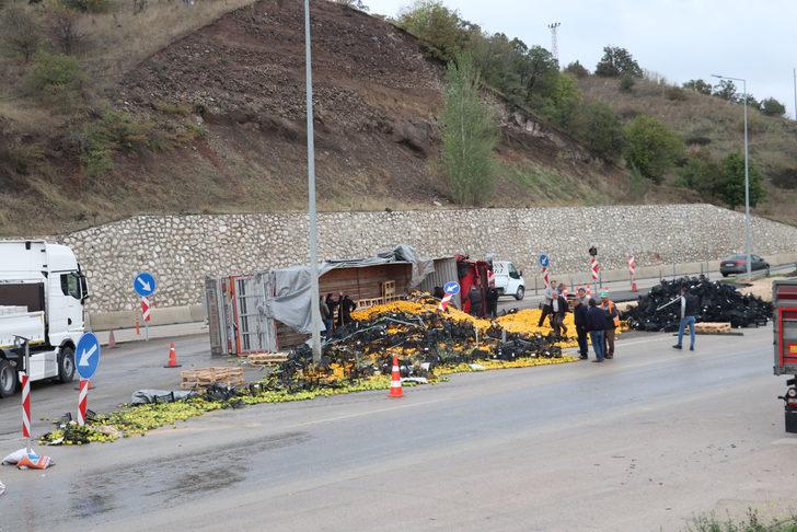 Samsun'da narenciye yüklü tır devrildi, 2 kişi yaralandı G5