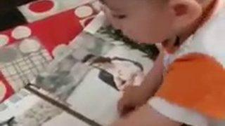 Yürekleri dağlayan görüntü! Madende şehit düşen babasının fotoğrafını böyle sevdi