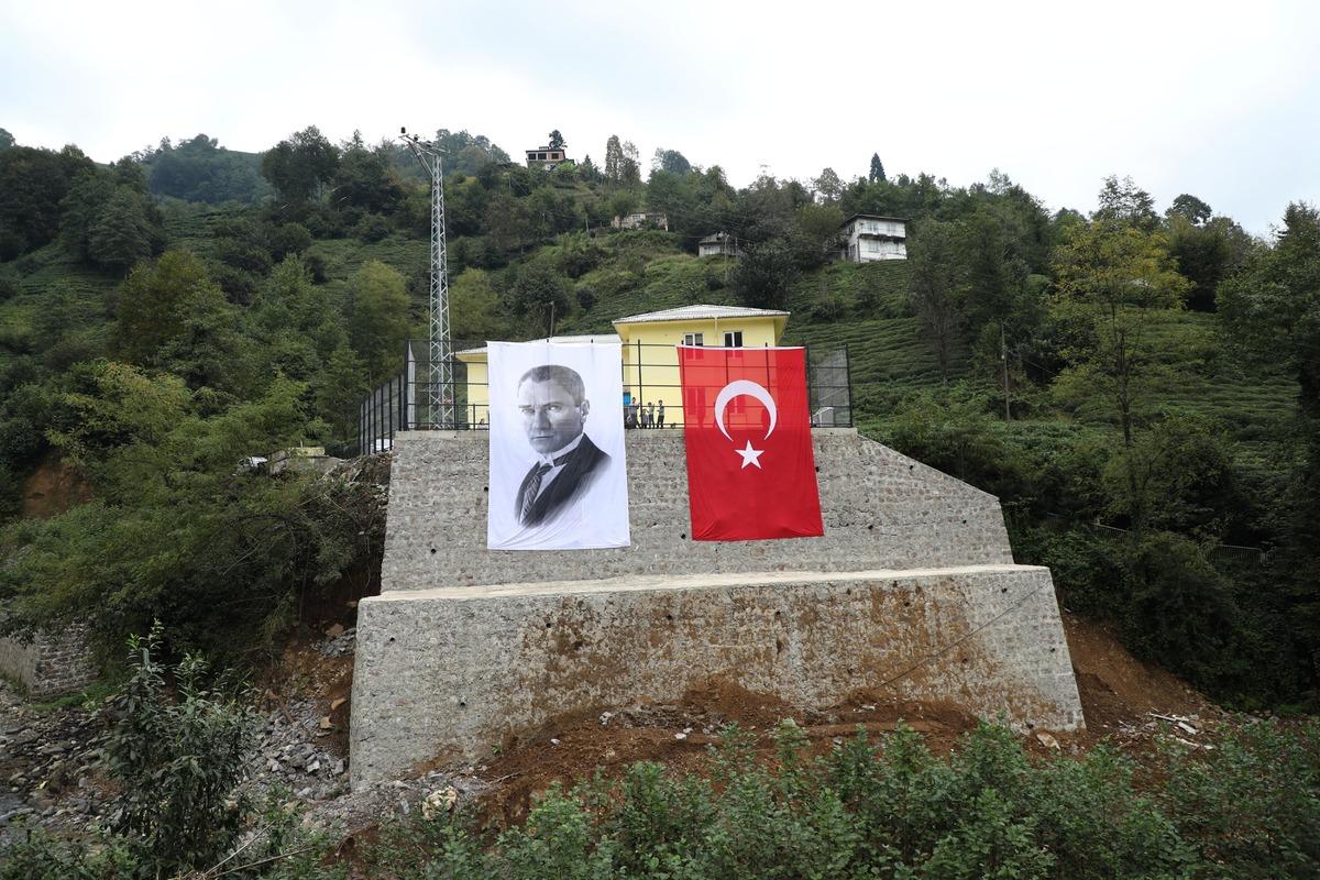Rize'de heyelan nedeniyle bah&ccedil;esi &ccedil;&ouml;ken okulda eğitim yeniden başladı