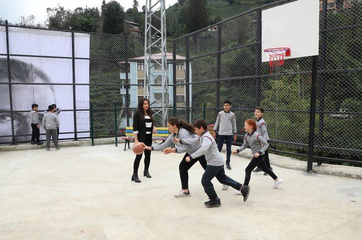 Rize'de heyelan nedeniyle bahçesi çöken okulda eğitim yeniden başladı G2