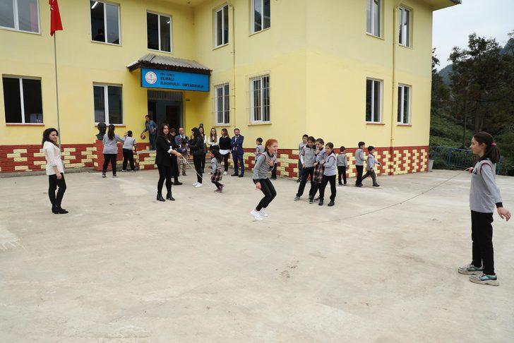 Rize'de heyelan nedeniyle bahçesi çöken okulda eğitim yeniden başladı G3