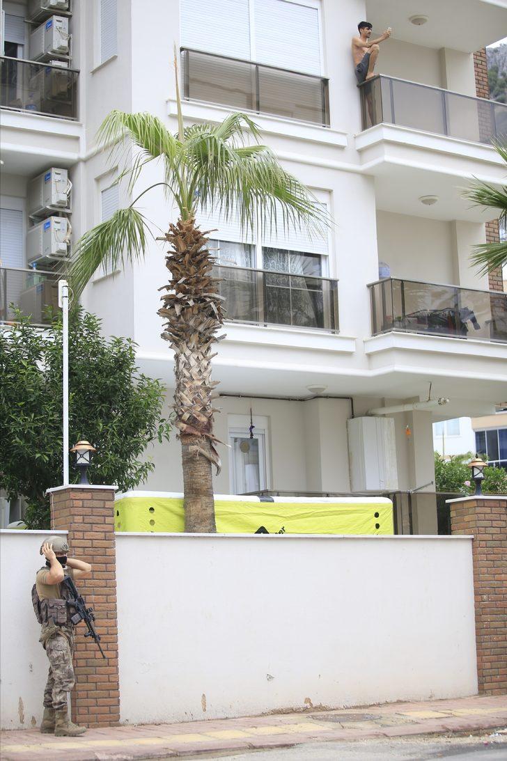 Antalya'da annesini rehin alan kişi 2 saatlik çalışmayla ikna edildi G1
