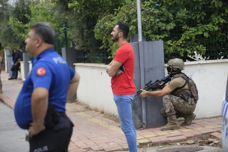 Antalya'da annesini rehin alan kişi 2 saatlik çalışmayla ikna edildi G3