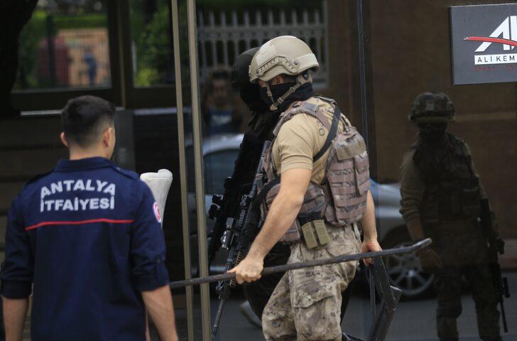 Antalya'da annesini rehin alan kişi 2 saatlik çalışmayla ikna edildi G4