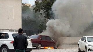 Yanan otomobiline tekme attı