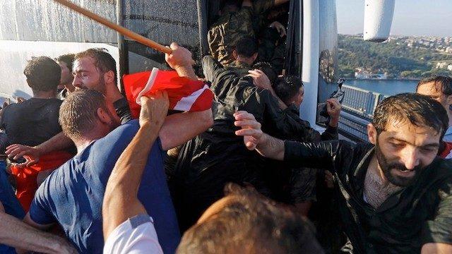 Köprüde linç edilen Harbiyelinin otopsisi: Darp, kesici alet yarası, boğulma