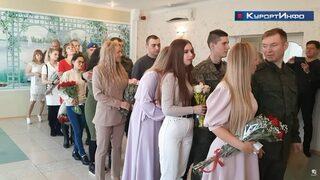 Rus çiftler, erkekler Ukrayna savaşına gitmeden önce toplu düğün töreniyle dünya evine girdi