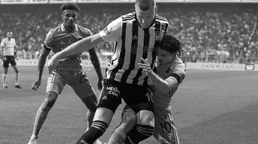 Abdülkadir Ömür’ün sol el tarak kemiği kırıldı