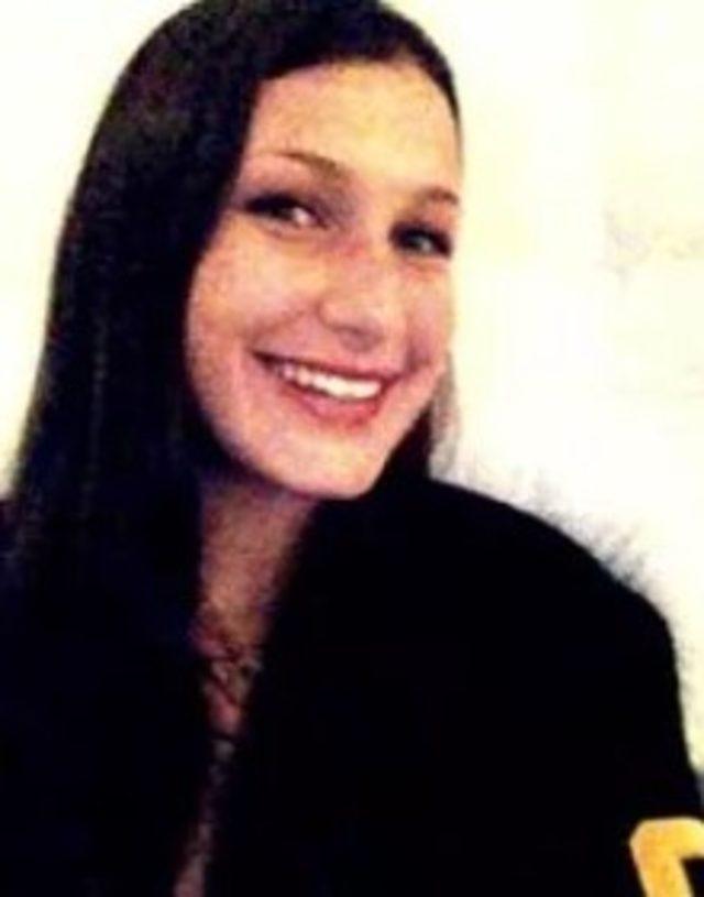 ''Seks robotu gibi hissediyorum'' diyen Bella Hadid eteğini kasığına kadar indirdi