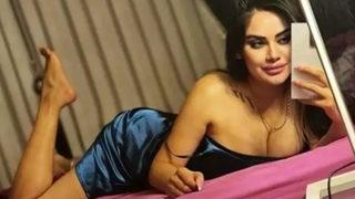 Naz Mila pijamasının önünü açıp paylaştı!