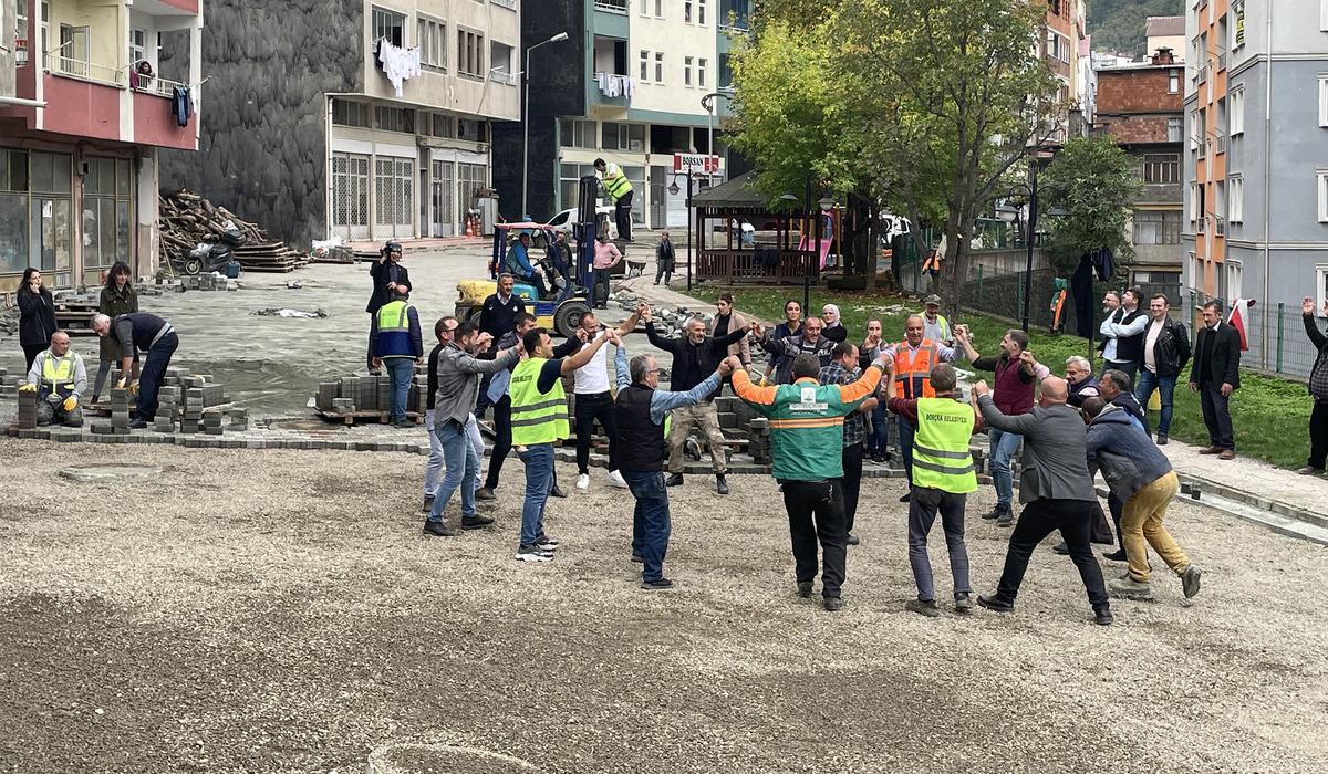 Artvin'in Bor&ccedil;ka il&ccedil;esinde cadde ve sokaklar imece usul&uuml; yenileniyor