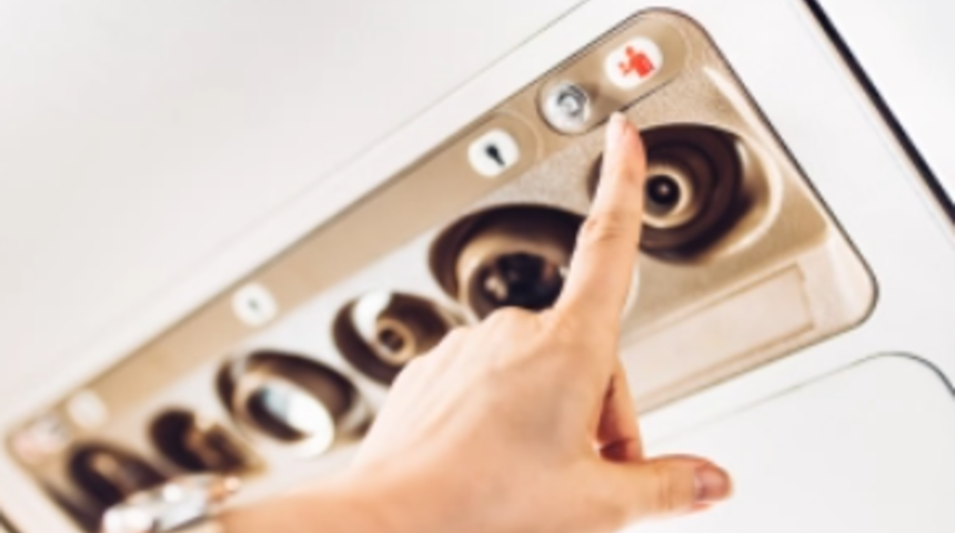 Uçuş görevlisi iniş sırasında yolcuların asla basmaması gereken düğmeyi gösterdi