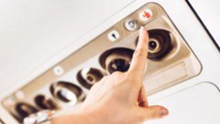 Uçuş görevlisi iniş sırasında yolcuların asla basmaması gereken düğmeyi gösterdi