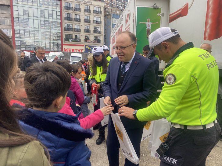 "Mobil Trafik Eğitim Tırı" Zonguldak'ta öğrencileri bilgilendirdi G3