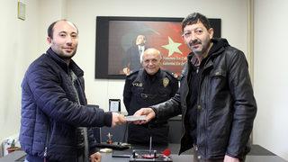 Kütahya'da bir öğretmen yolda bulduğu 28 bin lirayı sahibine teslim etti