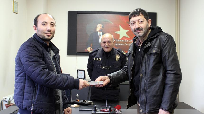 Kütahya'da bir öğretmen yolda bulduğu 28 bin lirayı sahibine teslim etti