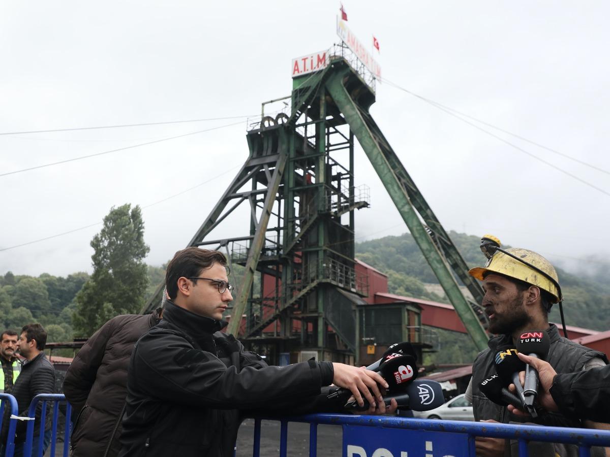 &Ccedil;alışma arkadaşlarını kurtarmak i&ccedil;in maden ocağına koştu