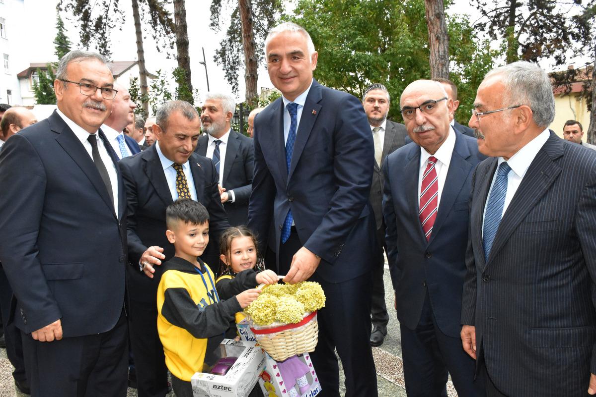 K&uuml;lt&uuml;r ve Turizm Bakanı Ersoy, Ordu'da ziyaretlerde bulundu: