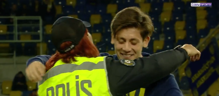 Arda Güler'den izleyenleri duygulandıran hareket! Maç öncesi polis memuruna sıkı sıkıya sarıldı! Gerçek sonradan ortaya çıktı... G2