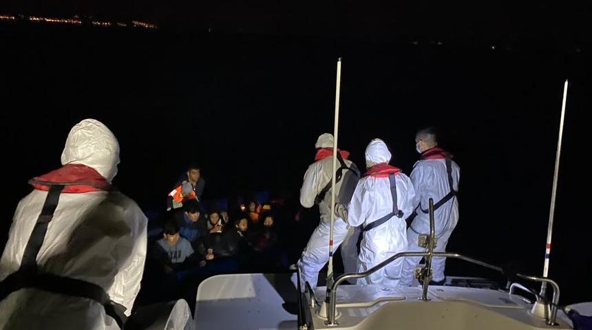 Çanakkale açıklarında lastik bottaki 24 düzensiz göçmen kurtarıldı