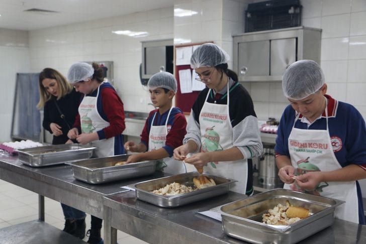İsrafa dikkati çekmek için bayat ekmeklerden pizza yaptılar G1