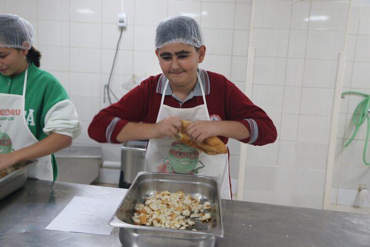 İsrafa dikkati çekmek için bayat ekmeklerden pizza yaptılar G4