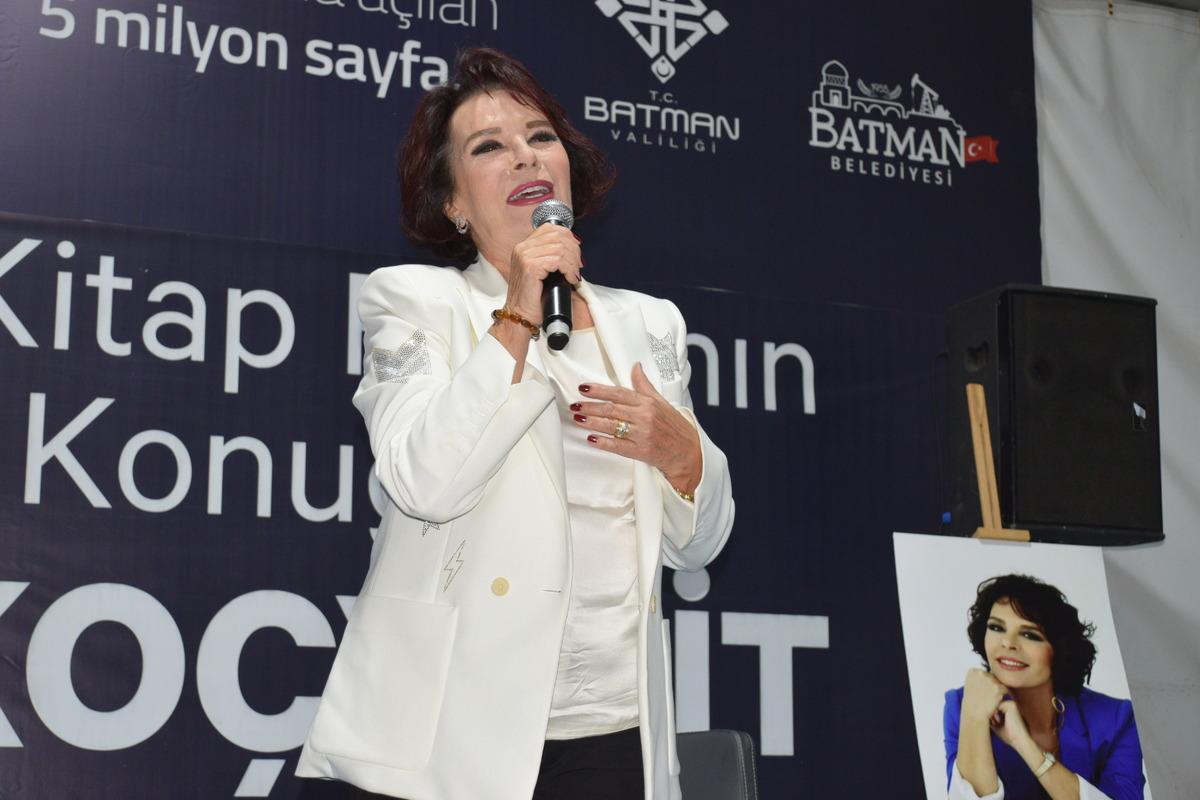 Oyuncu H&uuml;lya Ko&ccedil;yiğit Batmanlılarla buluştu