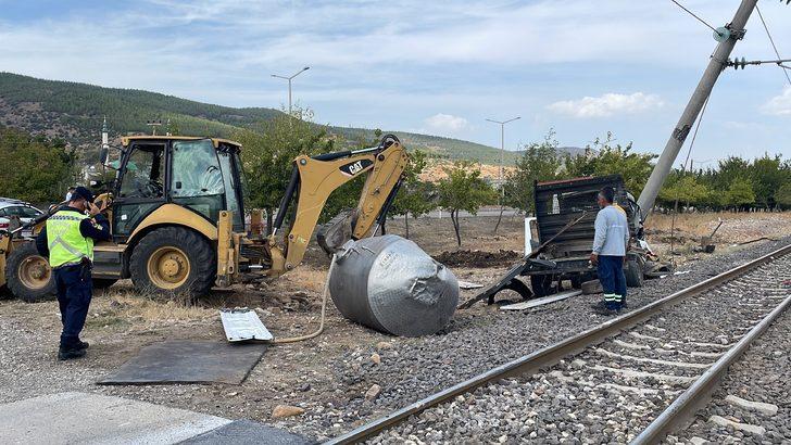 Kahramanmaraş'ta trenin çaptığı kamyonetin sürücüsü öldü G3