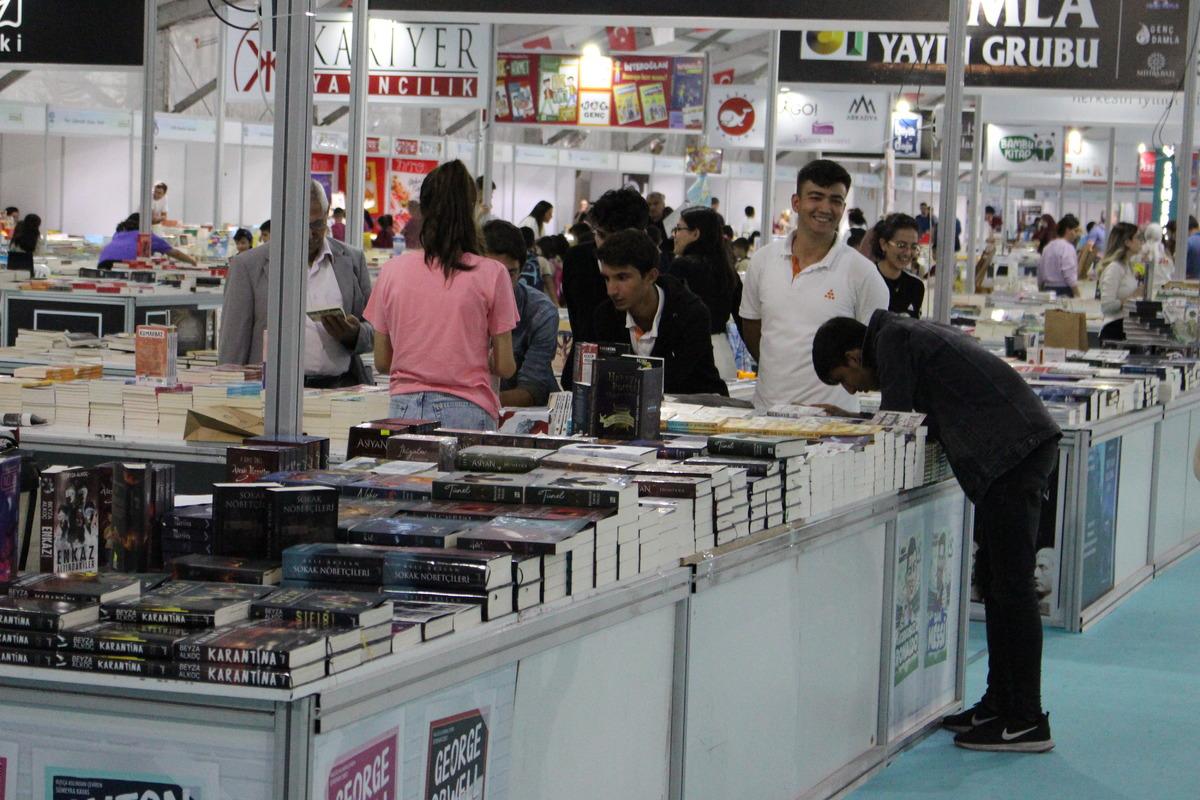 Kahramanmaraş Kitap Fuarı 4 g&uuml;nde 100 bin kişiyi ağırladı