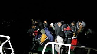 İzmir açıklarında 94 düzensiz göçmen yakalandı