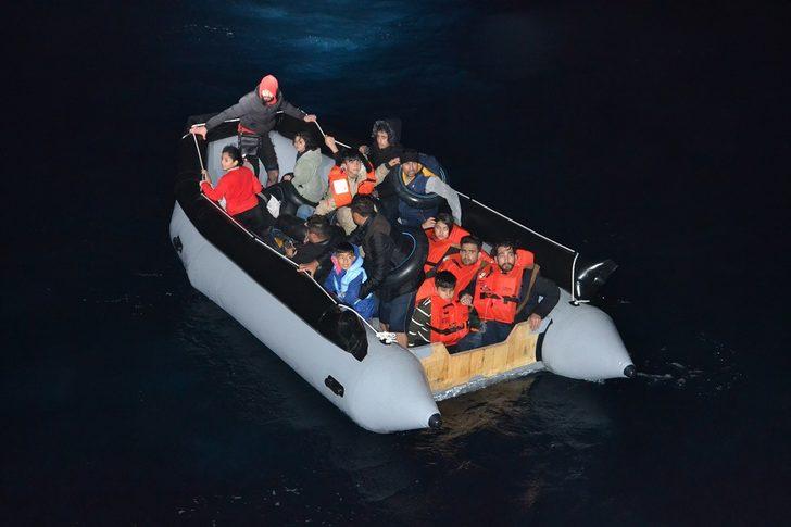 İzmir açıklarında 208 düzensiz göçmen kurtarıldı G1