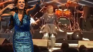 Yıldız Tilbe'nin sahne kazası! Konserinde üstünü değiştirirken düştü