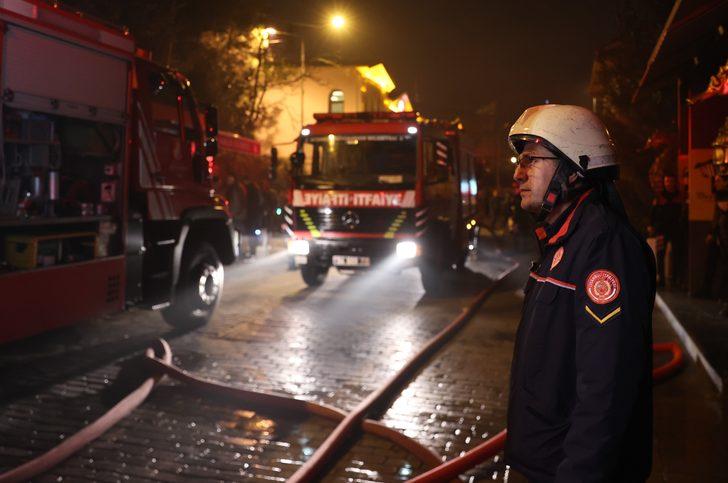 Beşiktaş'ta 2 katlı ahşap iş yerinde çıkan yangın söndürüldü G2