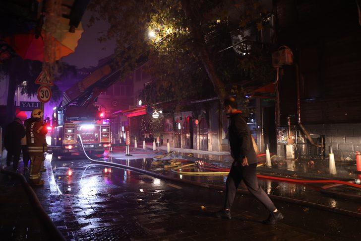 Beşiktaş'ta 2 katlı ahşap iş yerinde çıkan yangın söndürüldü G3