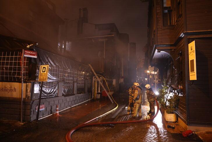 Beşiktaş'ta 2 katlı ahşap iş yerinde çıkan yangın söndürüldü G4