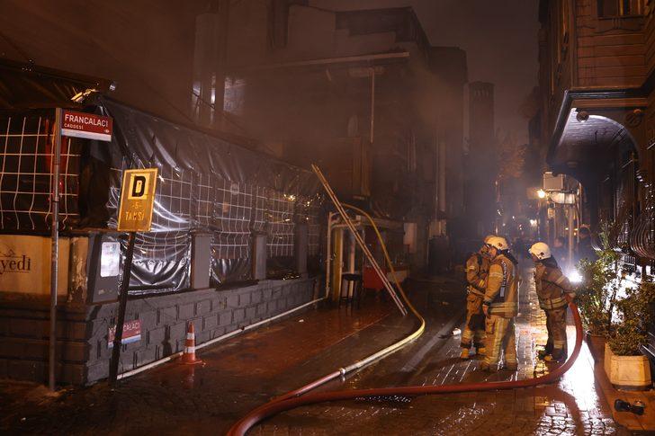 Beşiktaş'ta 2 katlı ahşap iş yerinde çıkan yangın söndürüldü G5