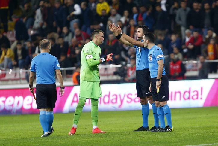 "Utanç vesikası!", "Kulüpler kayrılıyor!" Galatasaray'dan gece yarısı çok sert açıklama! Okan Buruk'un 'Kötü niyet arıyorum' sözleri sonrası ortalık karıştı... G4