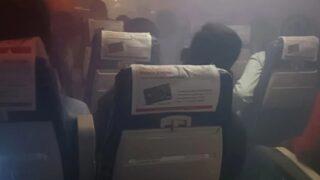 Havada panik anları! Uçağın içini bir anda duman kapladı... Yolcular nefes alamayınca dua sesleri yükseldi