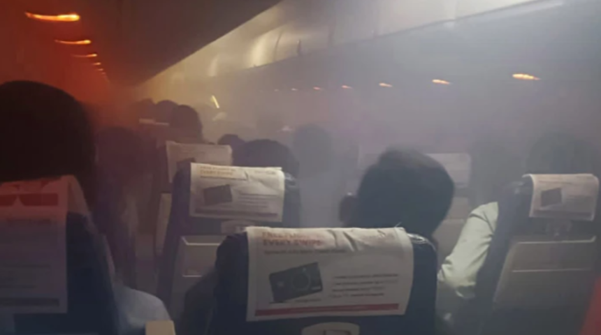 Havada panik anları! Uçağın içini bir anda duman kapladı... Yolcular nefes alamayınca dua sesleri yükseldi