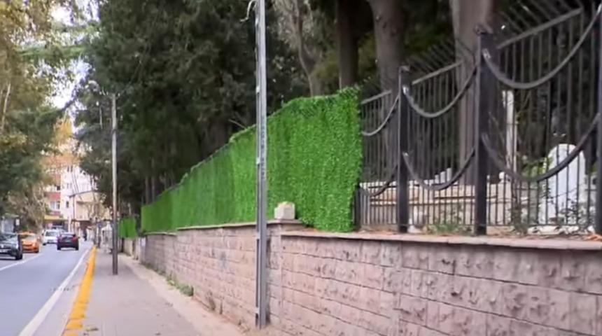 Yer: Sarıyer... "Psikolojimi bozuyor" dedi, mezarlık görünmesin diye etrafını kapattırdı