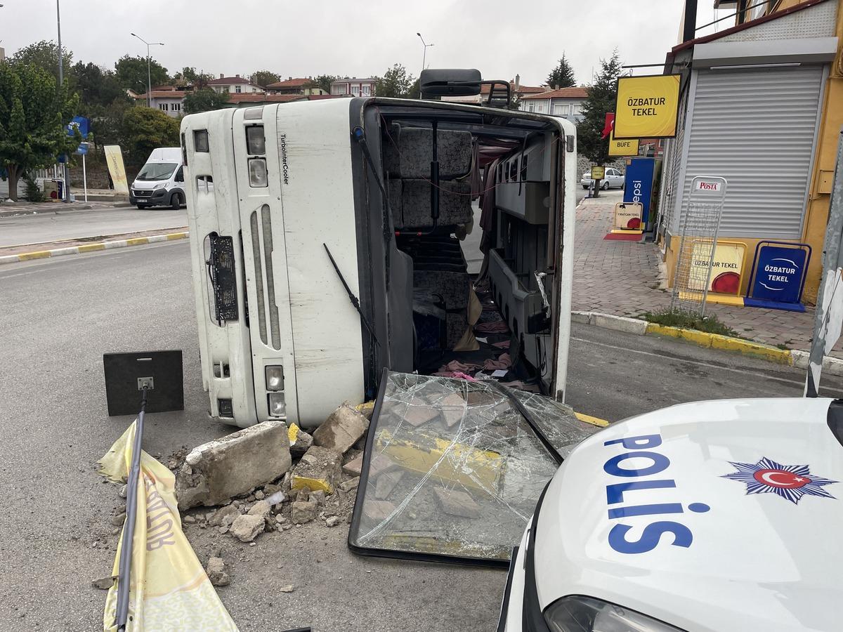 Yozgat'ta iş&ccedil;i servis otob&uuml;s&uuml;n&uuml;n devrilmesi sonucu 6 kişi yaralandı