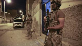 Şanlıurfa'da uyuşturucu satıcılarına şafak operasyonunda 40 zanlı yakalandı