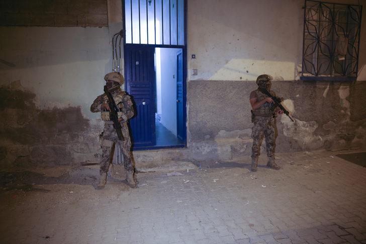 Şanlıurfa'da uyuşturucu satıcılarına şafak operasyonunda 40 zanlı yakalandı G5