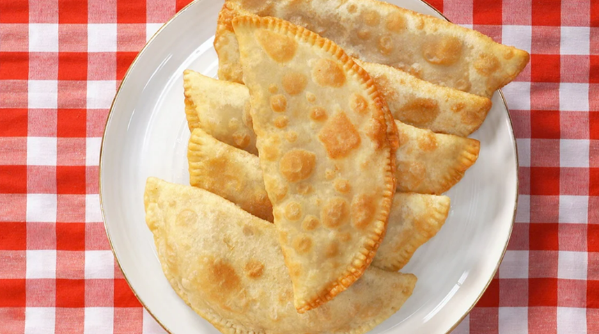 Mis gibi kokusu tüm evi saracak: Çibörek (Çiğ börek) tarifi! Çiğ börek nasıl yapılır?